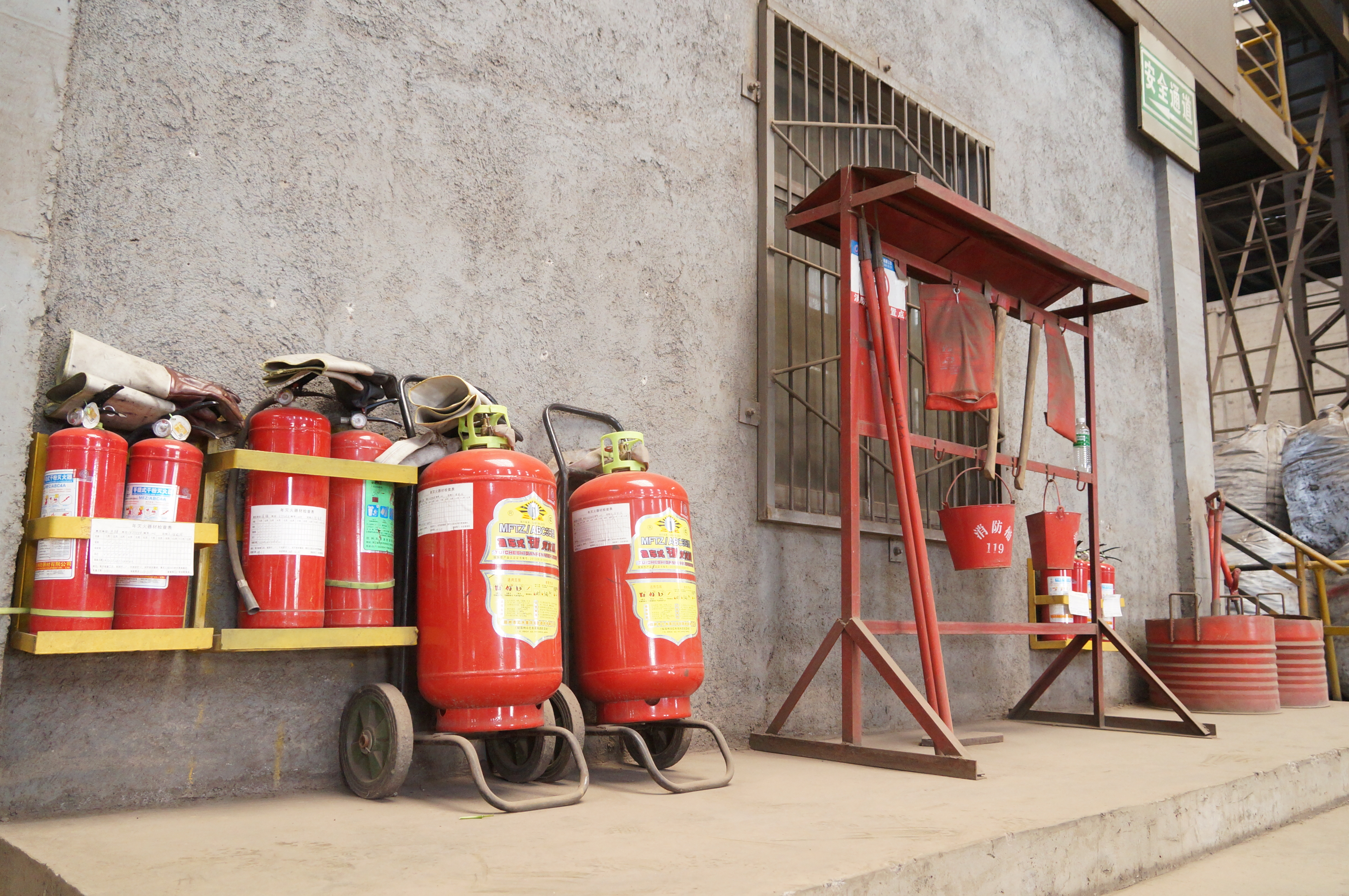5、消防装备.jpg
